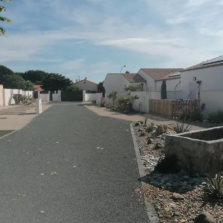 Le Commodore Maison Avec Piscine/parking/wifi/plages 5kms Holiday home Les Mathes