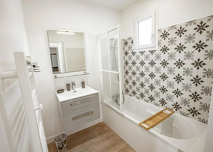 Semesterbostad Le Commodore Maison Avec Piscine/parking/wifi/plages 5kms *